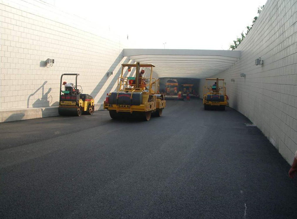 广州市黄埔区科学城珠吉路隧道沥青混凝土摊铺